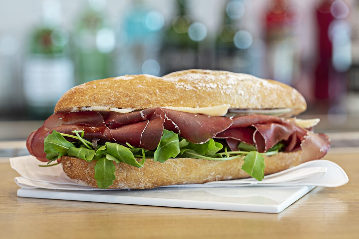 Panino con bresaola, rucola e grana